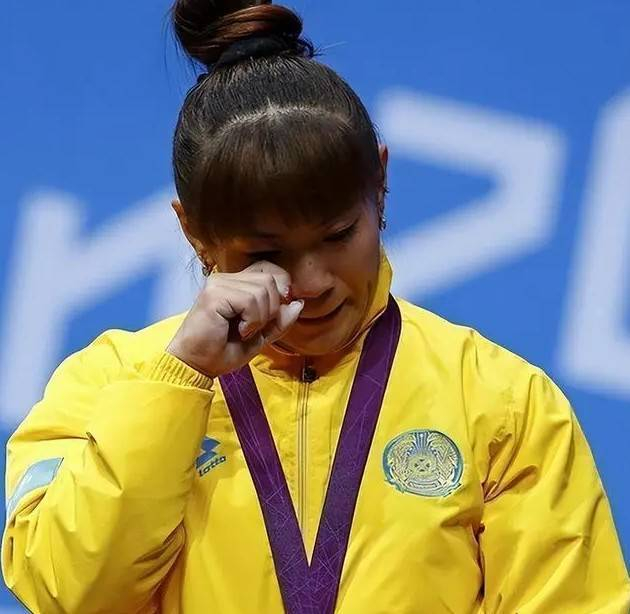世界杯官方平台-体坛第一叛徒!她改洋名换国籍夺冠后称不是中国人,结局如何?|姚丽|哈萨克斯坦|马内扎|举重|教练_新浪体育_新浪新闻