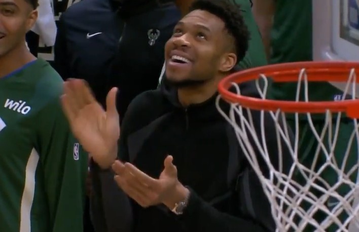 世界杯注册流程-亲兄弟连线!字母弟助飞字母哥哥空接暴扣 字母哥场下贼开心!